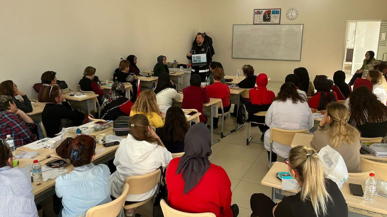 Polisten vatandaşa uyuşturucu bilgilendirmesi