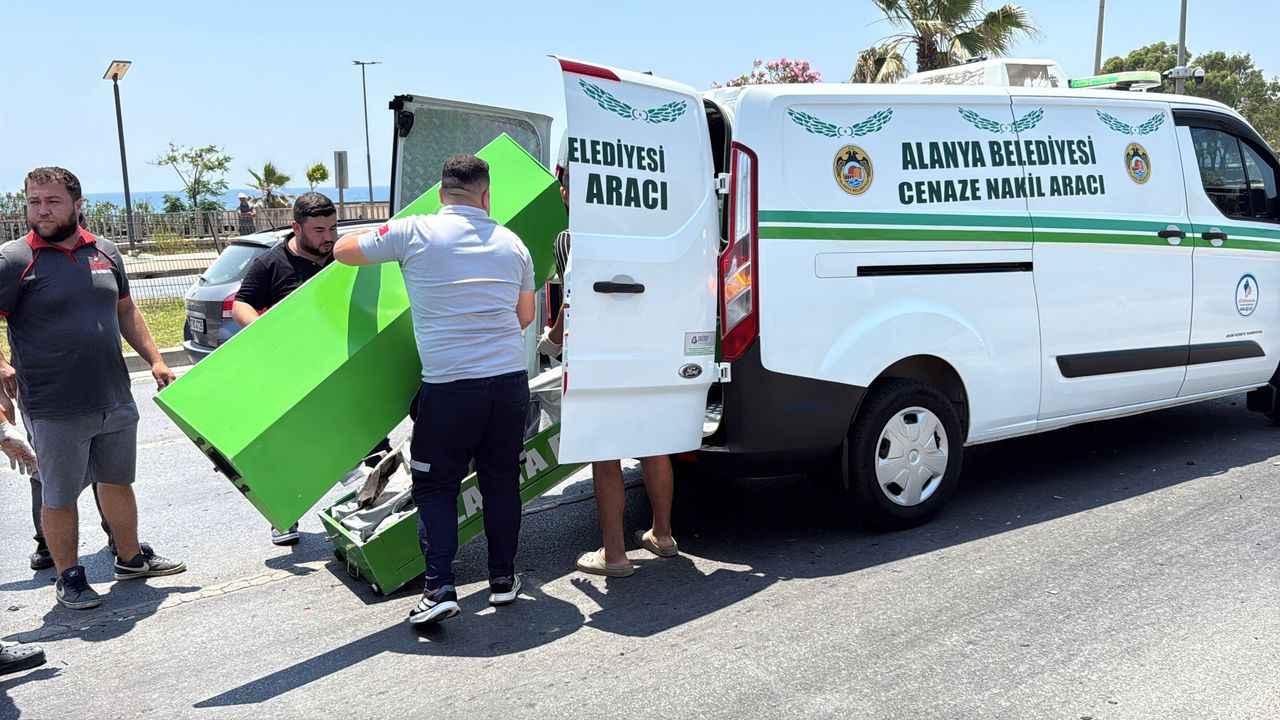 Alanya'da kamyonetle çarpışan motosikletli öldü