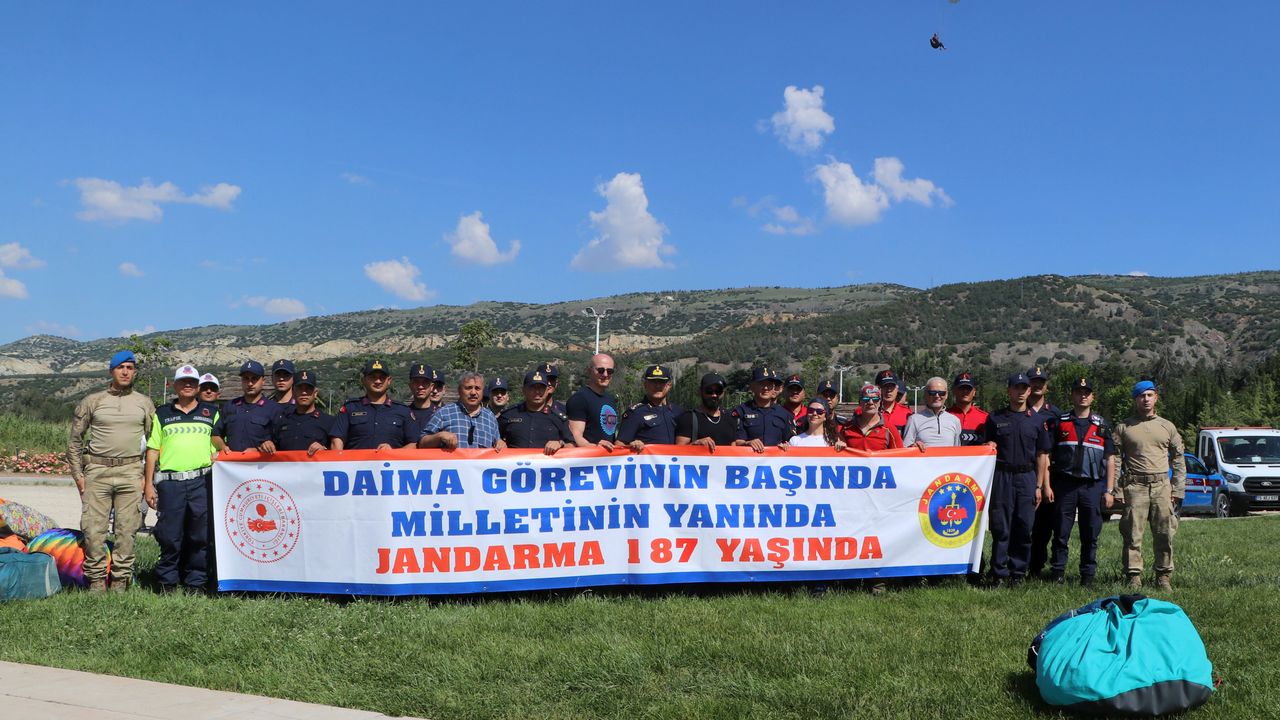 Yamaç paraşütçüleri jandarmanın kuruluşunu kutladı