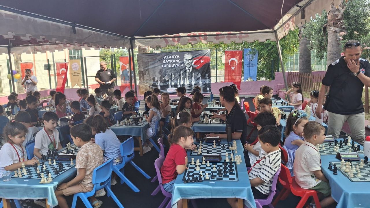 Alanya’da minik satranççılar büyük heyecan yaşadı