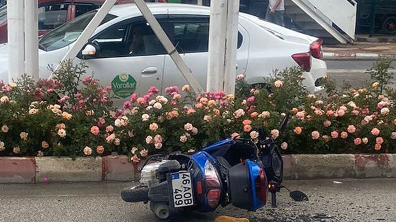 Taksiyle çarpışan motosikletteki 2 kişi yaralandı