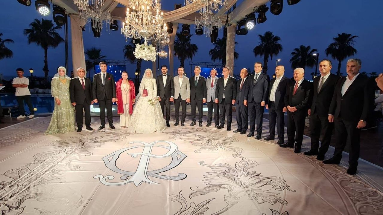 Siyaset ve iş dünyası Antalya’da düğünde buluştu