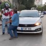 Yol verme tartışmasında motokurye, otomobil sürücüsünü kaputa yatırıp defalarca yumrukladı