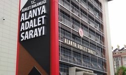 Alanya'da parkta tartıştığı arkadaşını bıçakladı