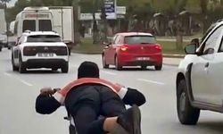 Motosikleti yüzüstü yatarak kullanan gencin görüntüleri tepki çekti