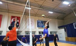 Başkan Toklu gençlerle voleybol oynadı