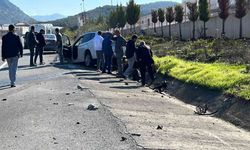 Bordür taşına çarpıp kanala giren otomobilin sürücüsü yaralandı