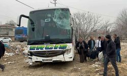 Yolcu otobüsü traktörle çarpıştı, ardından tarlaya girdi