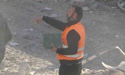 Kur’an-ı Kerim ve dini kitapları hassasiyetle enkazdan topladılar