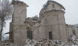 Tarihi cami depremde yıkıldı