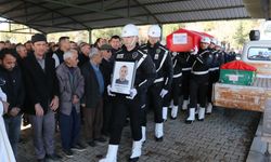 Depremde hayatını kaybeden polis ve öğretmen eşine son görev