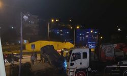 Alanya'da araç kamyona çarparak takla attı