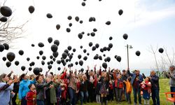 Depremde hayatını kaybedenler anısına siyah balon uçurdular
