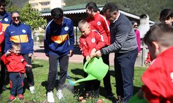 Alanya'da çiçekler otizme dikkat çekmek için toprakla buluştu