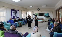 Genç müzisyenlerden yaşlı bireylere müzik keyfi 