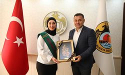 Kardeş şehrin Elma Kraliçesi'nden ziyaret