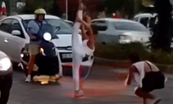 Alanya'da iki genç kız trafikte dans etti
