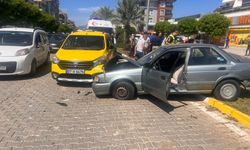 Alanya’da 2 otomobil ve taksi çarpıştı!