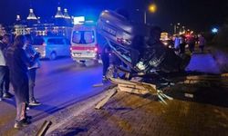 Alanya’da otomobil bariyere çarptı: 4 yaralı