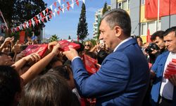 Antalya Valisi Şahin öğrencilere bayrak hediye etti