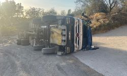 Alanya’da çimento kamyonu devrildi: 1 yaralı