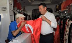 Alanya'da Cumhuriyetimizin 100. yılında vatandaşlara bayrak dağıtıldı