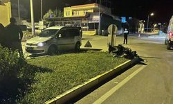 Alanya’da motosiklet ve araç çarpıştı
