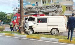 Alanya’da korkutan kaza! Panelvan ile otomobil çarpıştı