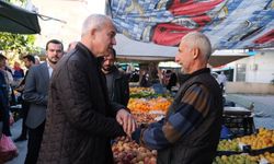 Osman Tarık Özçelik pazar esnafını ziyaret etti