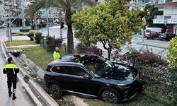 Alanya’da otomobil refüje çarptı