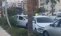 Alanya'da bir minibüs park halindeki 6 araca çarptı