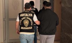 Antalya'da kendilerini polis olarak tanıtan dolandırıcılar yakalandı