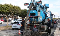 Antalya'da mazgal temizliği çalışmalarını sürdürüyor