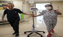 Doktorları, 2'şer kez böbrek nakli olan çifti 'mucize' diye tanımladı