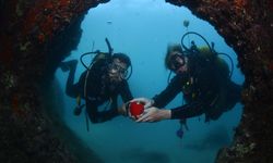 Antalya'da dalış yaptıktan sonra 'Sevgi Geçidi'nde hediyeleştiler