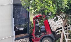 Antalya'da kamyonet bahçeye uçtu: 1 yaralı