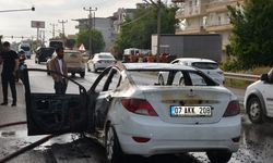 Antalya'da seyir halindeki otomobil yandı