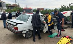 Feci kaza: İki otomobil kafa kafaya çarpıştı