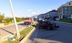 Otomobiliyle direğe çarpan sürücü yaralandı
