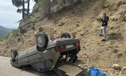Virajı alamayan otomobil ters döndü