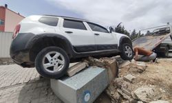 Freni boşalan araç elektrik kutusuna çarptı