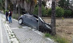 Manavgat’ta feci kaza: Otomobil ağaca çarptı