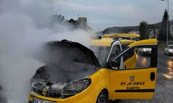 Alanya’da seyir halindeki taksi alevlere teslim oldu