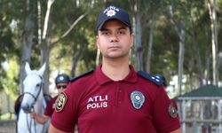 Antalya'da sahilde atlı polisler devriyede