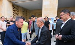 Başkan Böcek, protokol ve vatandaşla bayramlaştı