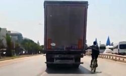 Alanya'da tehlikeli yolculuk: TIR'ın arkasına tutunan bisikletliler