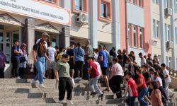 Antalya'da LGS heyecanı; çocuklar salonda, aileler dışarda terledi