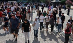 Antalya'da LGS heyecanı; çocuklar salonda, aileler dışarda terledi