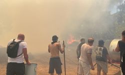 Antalya'da turistler ve vatandaşlar yangınla mücadelede omuz omuza