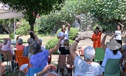 Yaşlı Evi'nde yoga ve meditasyon